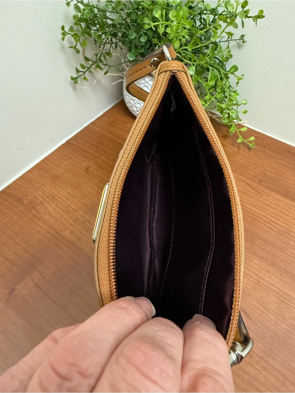 COACH SoHo Y2K White Leather Wristlet with Tan Trim EUC